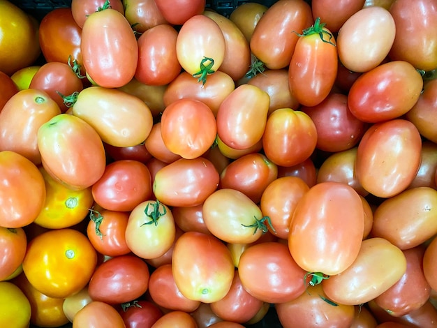 Viele Tomaten im Korb zum Verkauf