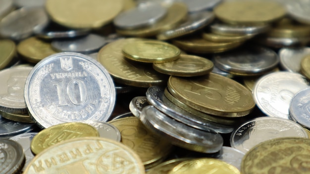 Viele ukrainische Münzen. Nationale Währung. Unternehmenskonzept. Ukrainische Pfennige. Das Konzept der Stückelung neuer und der Rücknahme alter Münzen.