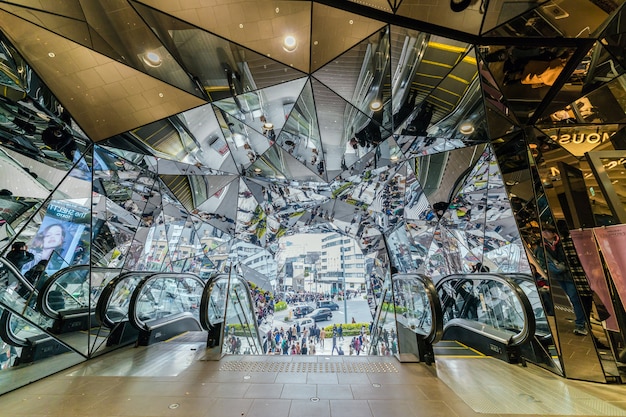 Viele undefinierte ausländische Touristen besuchen das Gebäude Omotesando Tokyo Plaza in Harajuku