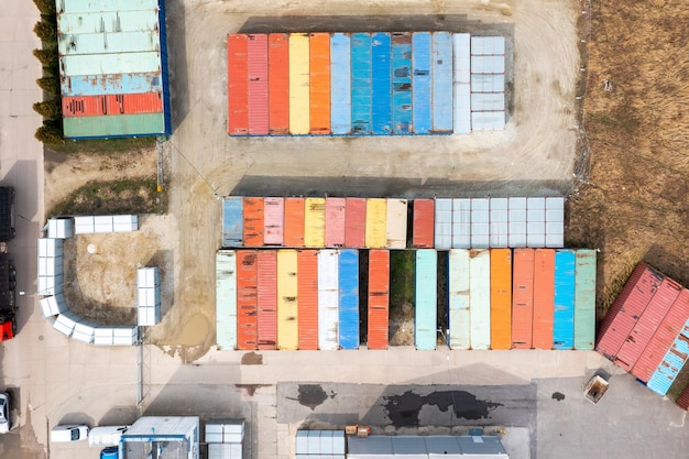 Viele Versandbehälter Container in einem Logistiklager Draufsicht auf viele bunte Metallbehälter