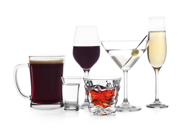 Viele verschiedene alkoholische Getränke auf weißem Hintergrund