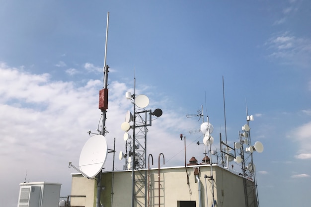Viele verschiedene Antennen auf dem Dach des Hauses