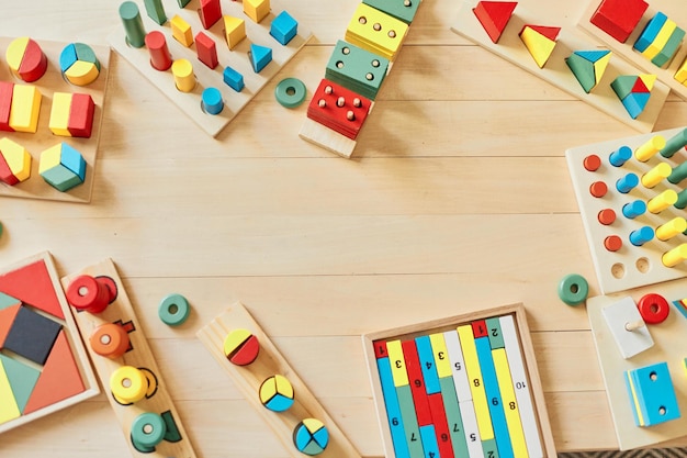 Viele verschiedene bunte Regenbogenspielzeuge, pädagogisches Spielzeug für Kinder, kopieren Spasw für den Werbebereich