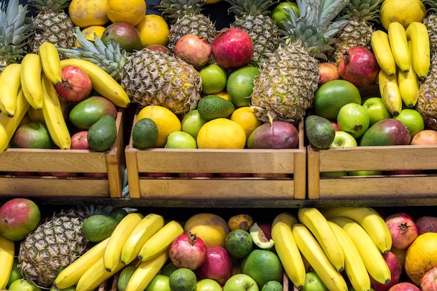 Viele verschiedene frische Früchte in Körben im Lebensmittelgeschäft