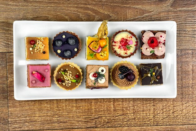 Viele verschiedene Kuchen auf weißer Platte