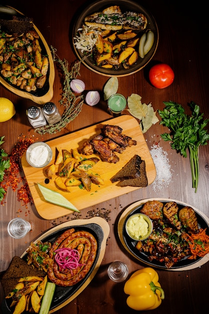 Viele verschiedene leckere Gerichte auf dem Tisch. Verschiedene Snacks und Antipasti auf dem Tisch. Restaurantmenü. Draufsicht