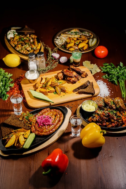 Viele verschiedene leckere Gerichte auf dem Tisch. Verschiedene Snacks und Antipasti auf dem Tisch. Speisekarte.