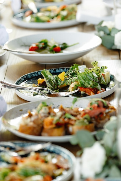 Viele verschiedene leckere Gerichte Gerichte auf dem Tisch verschiedene Snacks und Antipasti auf dem Tisch restau