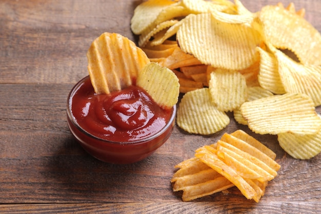 Viele verschiedene pommes mit roter sauce auf einem braunen holztisch