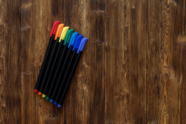 Viele verschiedene Regenbogenfarben Markierungsstifte, Copyspace Holz