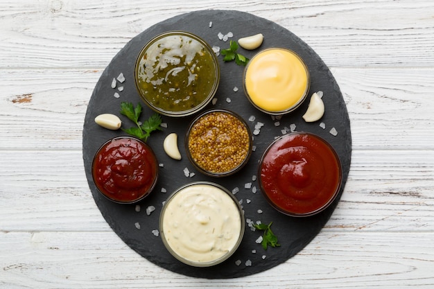 Viele verschiedene Saucen und Kräuter auf dem Tisch liegen flach Draufsicht Saucen auf Teller gesundes Konzept