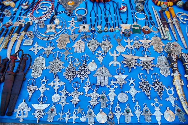 Viele verschiedene Souvenirs und Geschenke in den Straßen von Chefchaouen. Gemälde, Teppiche, Kleidung und handgefertigte Produkte auf den Straßen Marokkos. Marokko, Chefchaouen 13 Dez 2017