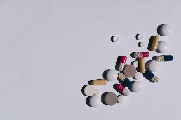 Viele verschiedene Tabletten auf hellem Hintergrund Vitamine zum Einnehmen