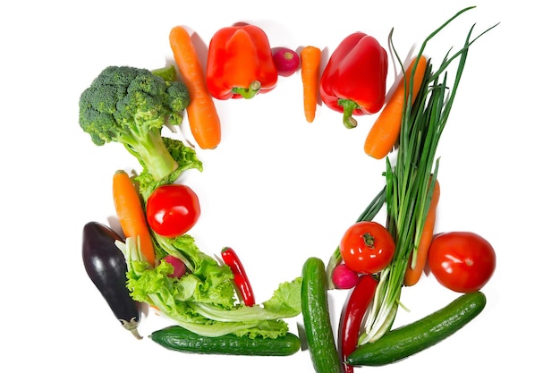 Viele verschiedene vegetarische Gemüse wie Rahmen. isoliert auf weißem Hintergrund