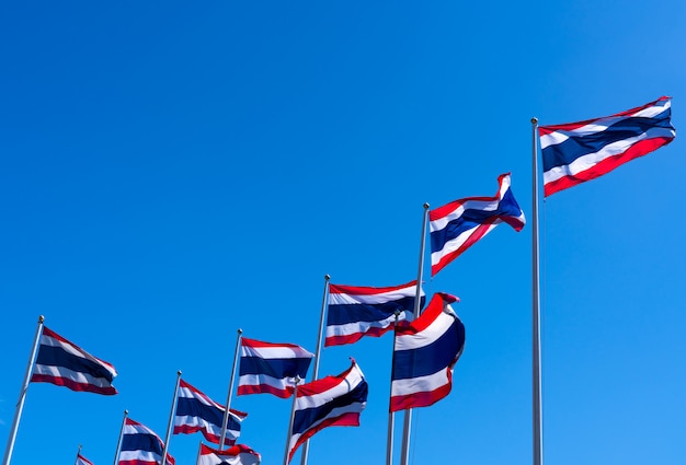 Viele von Thailand Flagge, die oben auf Fahnenmast gegen blauen Himmel weht