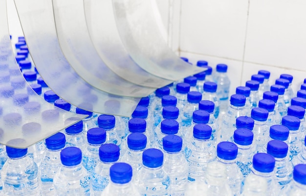 Viele Wasserflaschen Flaschen mit blauen Kappen Abfüllanlage Wasserabfüllanlage für die Verarbeitung