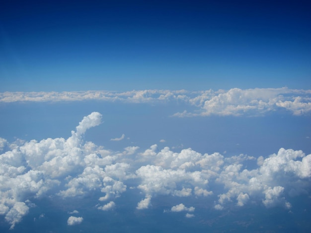 Viele wolken am weiten blauen horizont