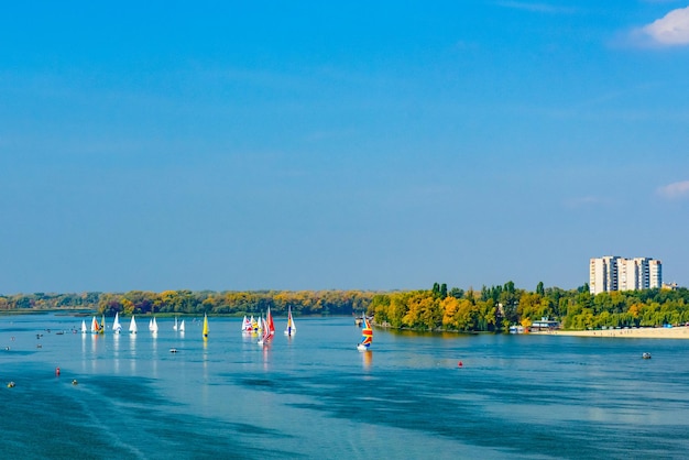 Viele Yachten am Fluss Dnjepr im Herbst in Kremenchug Ukraine Segelregatta