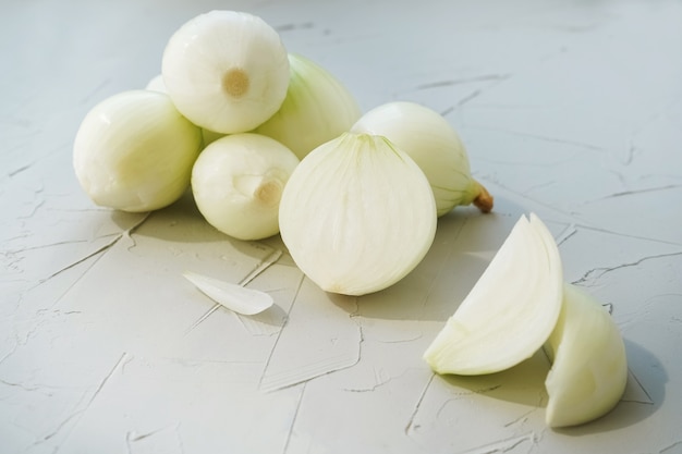 Viele Zwiebeln. Geschälte und gehackte Zwiebeln.