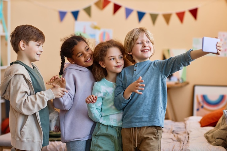 Foto vielfältige gruppe glücklicher kinder, die selfie-fotos machen