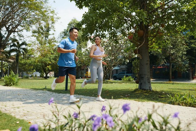 Vielfältiges Paar joggt im Park