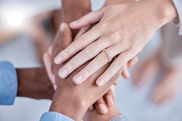 Vielfalt der Geschäftsleute und Hände oben in vertrauensvoller Partnerschaft oder Zusammenarbeit im Büro Gruppe verschiedener Mitarbeiter, die Hand in Teamwork-Unterstützung oder Solidaritätsvereinbarung stapeln