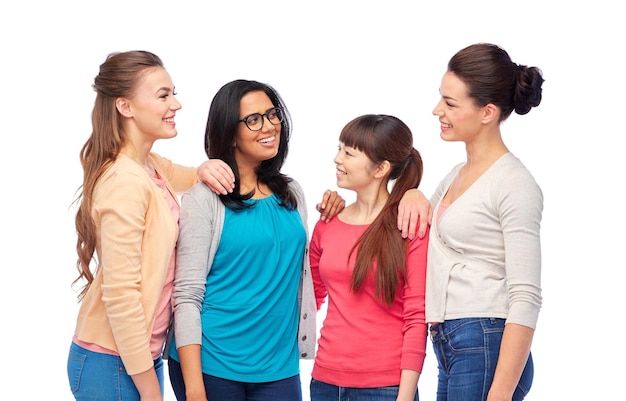 Vielfalt, Rasse, Ethnie und Menschenkonzept - internationale Gruppe glücklicher lächelnder verschiedener Frauen über weiße Gespräche