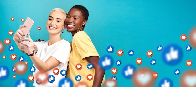 Vielfalt-Social-Media-Symbole oder Freunde machen ein Selfie für Inhalte oder Online-Beiträge auf blauem Hintergrund. Liebes-Emojis-Frauen oder glückliche Mädchen machen gemeinsam Fotos auf einer mobilen App-Website oder einem digitalen Netzwerk