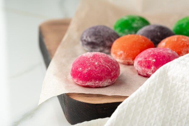 Foto vielfarbige japanische mochi-kuchen auf einem weißen teller