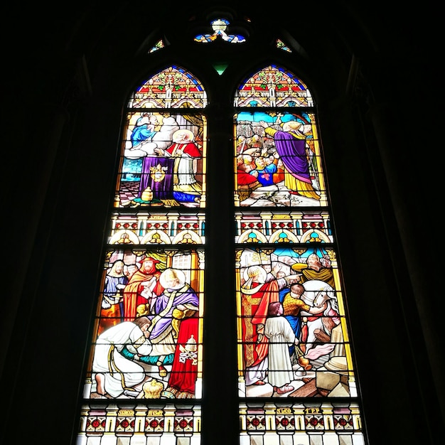 Foto vielfarbiges glasfenster im tempel