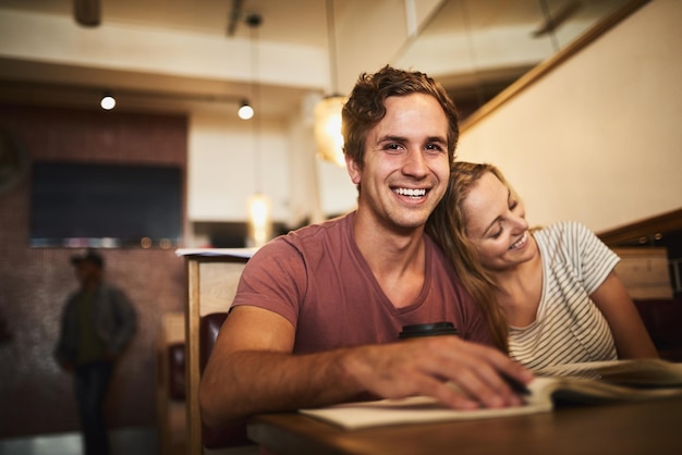 Vielleicht ist es Zeit für eine Studienpause Porträt eines glücklichen jungen Studentenpaares, das zusammen in einem Café studiert