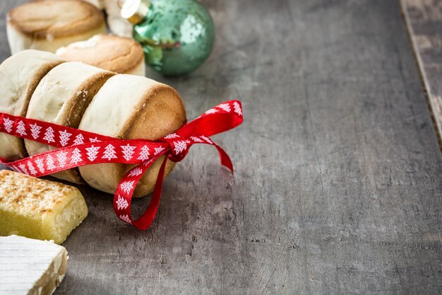 Vielzahl des Weihnachtsbonbons auf hölzernem