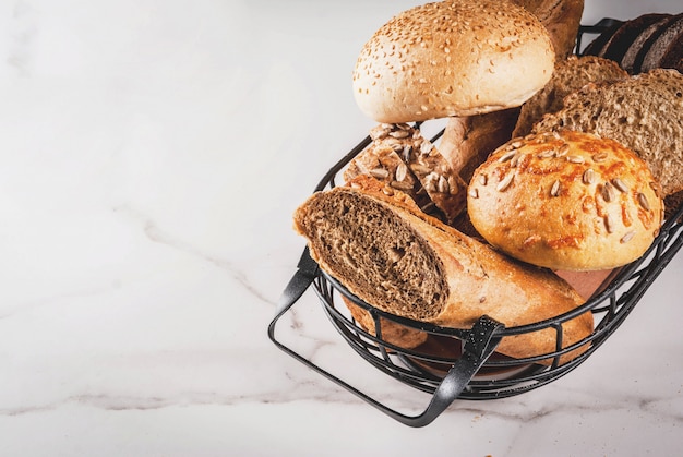 Vielzahl hausgemachtes Kornbrot