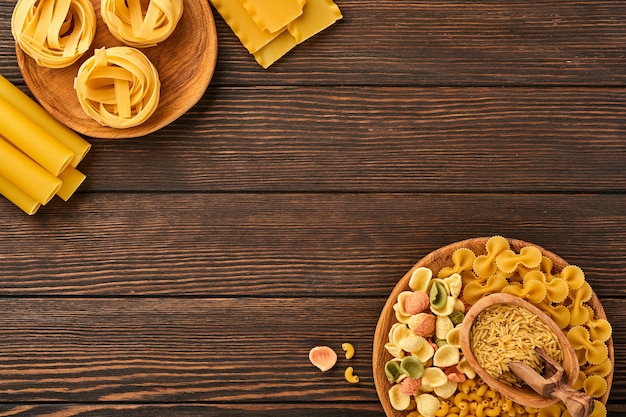 Vielzahl traditioneller italienischer Pasta: bunte Spaghetti