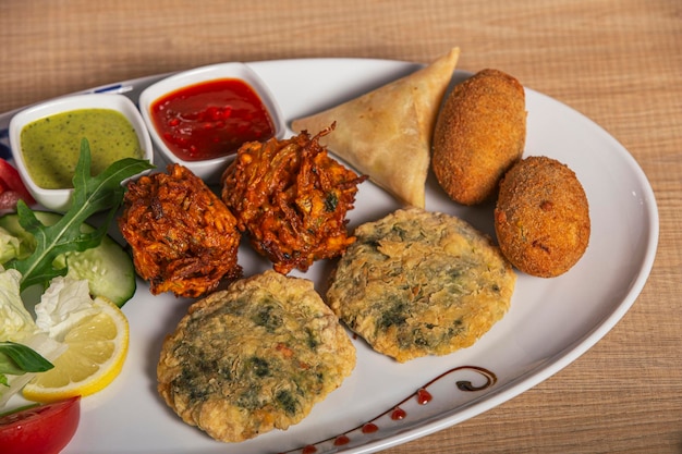 Vielzahl typischer frittierter Snacksindianer