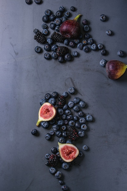 Vielzahl von Beeren und Feigen