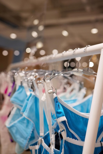 Vielzahl von BHs, die an einem Kleiderbügel hängen Textilunterwäsche Damen-BH im Dessous-Unterwäschegeschäft Werben Sie für das Modekonzept des Verkaufs