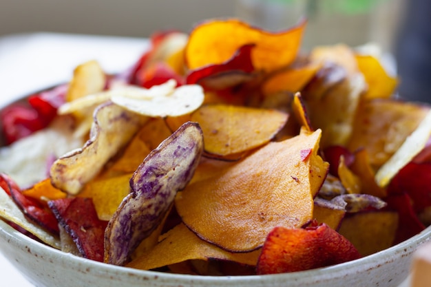 Vielzahl von bunten Kartoffelchips in der Schüssel Gesundes Snackkonzept