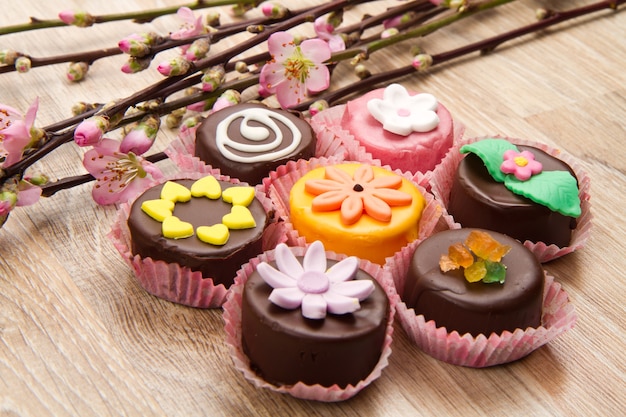 Vielzahl von Cassate Sizilien Dessert mit Frühlingsblume