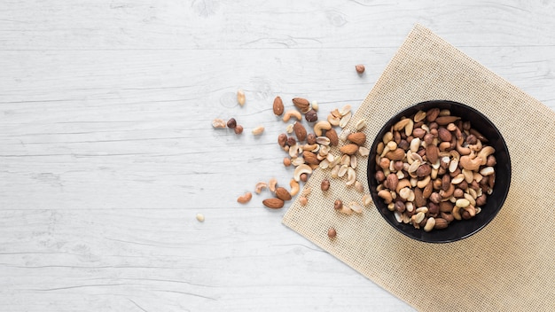 Vielzahl von Dryfruits auf Tischdecke gegen hölzernen Hintergrund