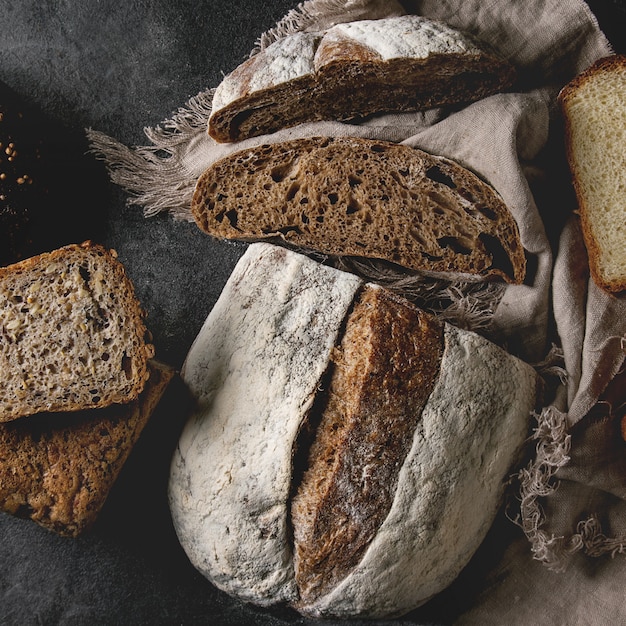 Vielzahl von frisch gebackenem Brot