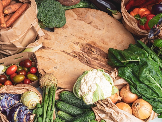 Vielzahl von Gemüse auf Holzhintergrund sauberes Essen und Diät cconcept Zero Waste und umweltfreundliche Einkaufstüten Draufsicht Plastikfrei und Wiederverwendung Konzept Kopieren Sie Platz