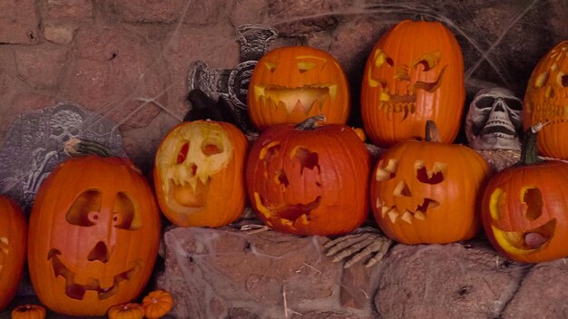 Vielzahl von Jack-o-Laternen aus orangefarbenen Kürbissen geschnitzt.