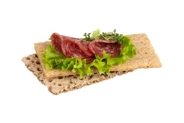 Vielzahl von Mini-Sandwiches mit Frischkäse, Gemüse und Salami.