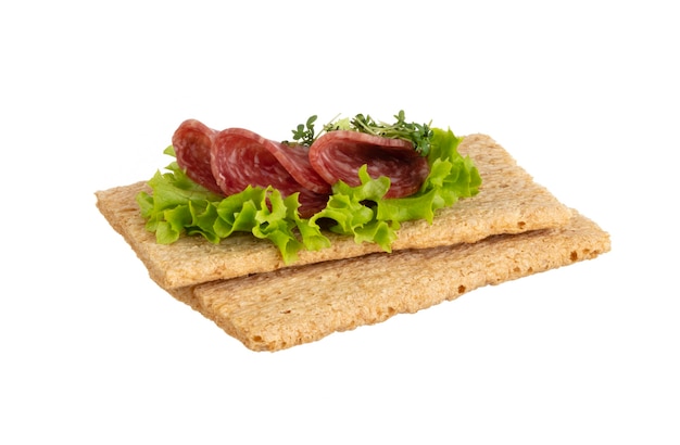 Vielzahl von Mini-Sandwiches mit Frischkäse, Gemüse und Salami.