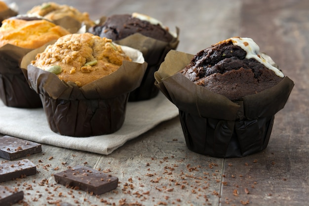 Foto vielzahl von muffins auf einem holztisch