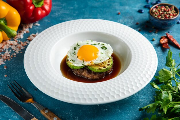 Vielzahl von rohem Gemüse Gesundes Essen Griechischer Salat Osterrezept festlicher Snack