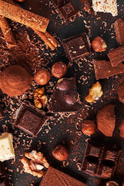 Vielzahl von süßen hausgemachten Schokoladenpralinen auf Holzhintergrund