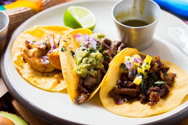 Vielzahl von Tacos. Ein Taco ist ein mexikanisches Gericht, das aus einer kleinen handgroßen Maistortilla besteht.