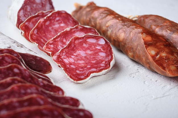 Vielzahl von trocken gehärteten Fuet- und Chorizo-Salami-Würstchen